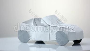 白色折纸车模型..